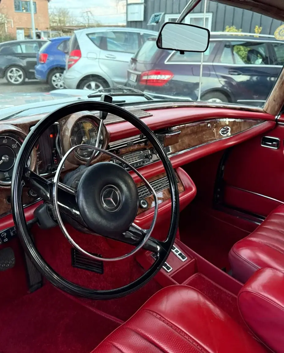 Klassiker-Interieur mit Lederausstattung und Holzlenkrad